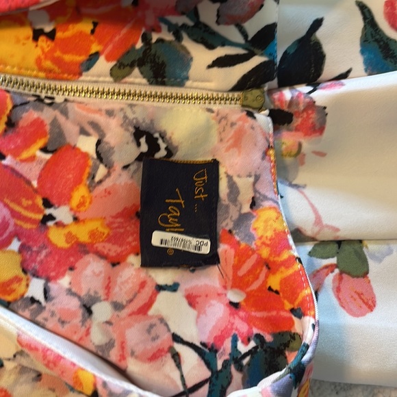 Just Taylor Women’s Floral Dress with pockets - Picture 7 of 9